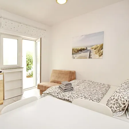 Apartamento In Mit Eigener Terrasse By Interhome Baška